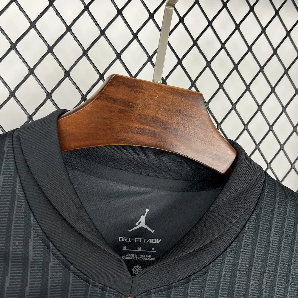 Maillot Paris SG Fourth "Jordan" noir 2025/2026 YamaKits Foot